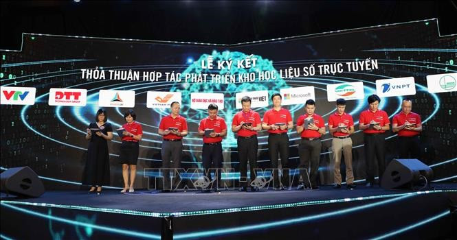 Lãnh đạo Chính phủ và các bộ, ban ngành chính thức khởi động chương trình "Kết nối triệu con tim". Ảnh: TTXVN.
