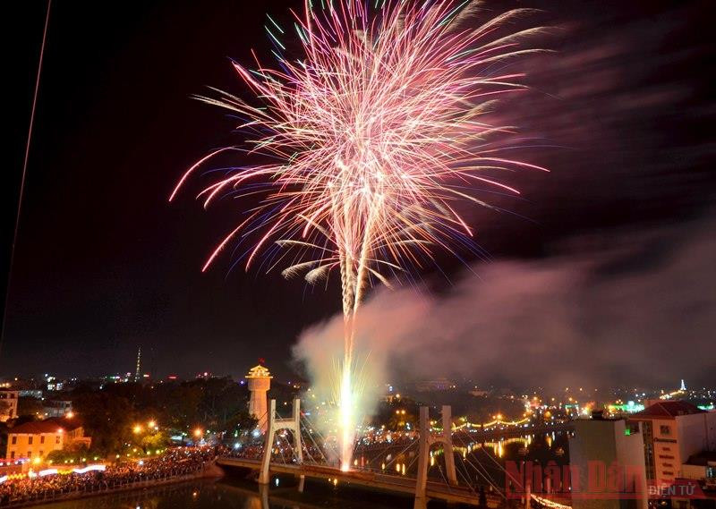 Bình Thuận bắn pháo hoa tầm thấp tại điểm cầu Lê Hồng Phong (TP Phan Thiết) dịp Tết Canh Tý 2020.