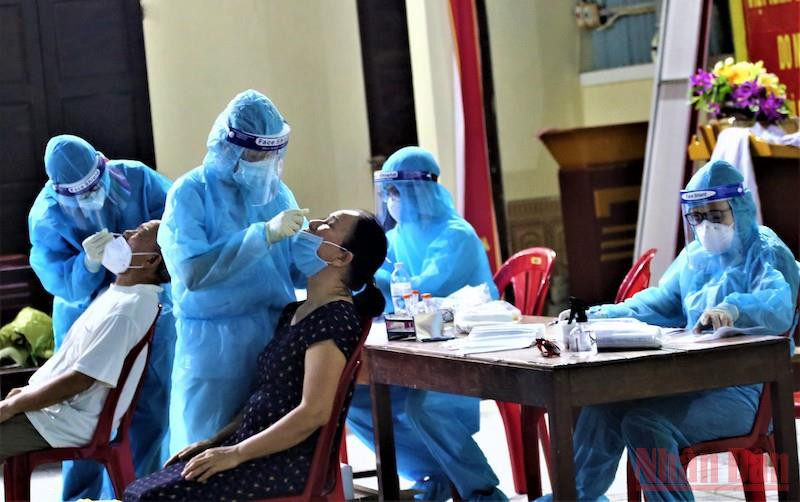 Lấy mẫu xét nghiệm nhanh ở TP Vinh, Nghệ An.