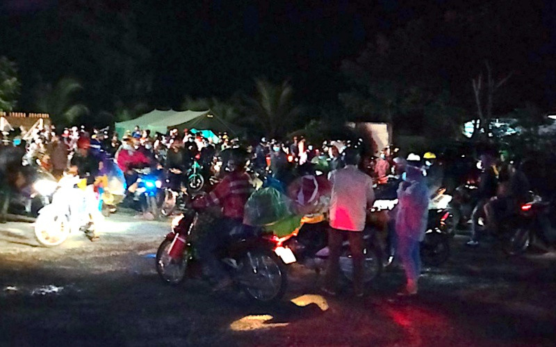 Người dân Cà Mau trở về quê đông đúc vào rạng sáng 2/10, trên tuyến đường Xuyên Á, giáp ranh tỉnh Kiên Giang. 