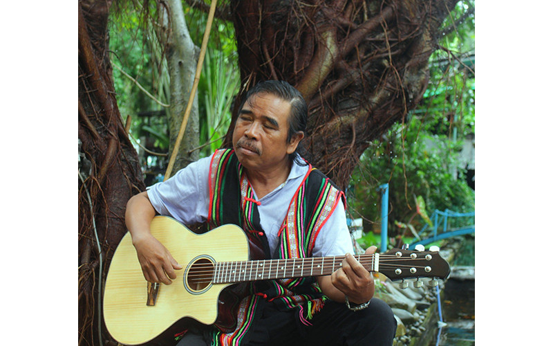 Nhạc sĩ Y Phôn K’sor: "Giai điệu của tôi là những thanh âm quen thuộc mà tôi từng thấm cả phần đời đi qua". Ảnh: Đình Đối