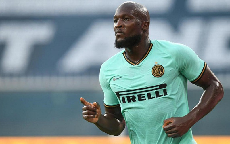 Romelu Lukaku góp 2 pha lập công trong chiến thắng của Inter Milan trước Genoa. (Ảnh: Reuters).