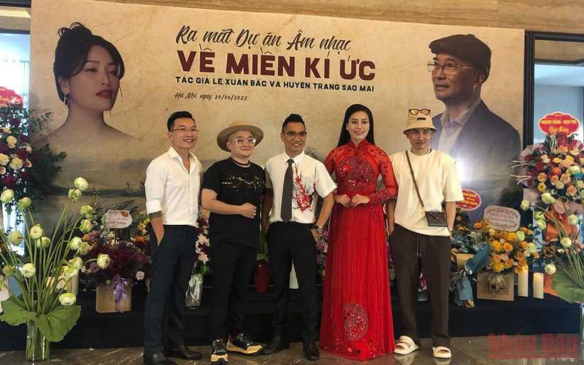 Ca sĩ Huyền Trang cùng anh chị em bạn bè, đồng nghiệp, ê kíp tại buổi ra mắt MV.