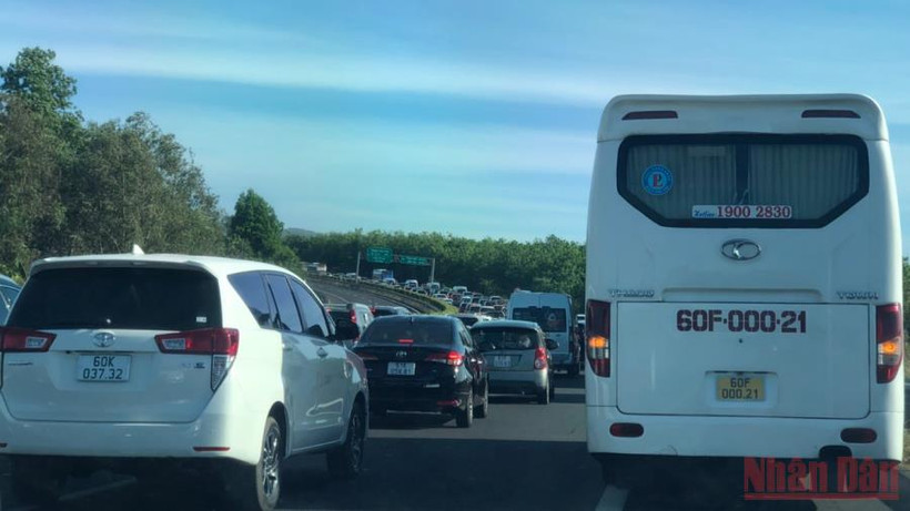 Ùn tắc trên tuyến cao tốc TP Hồ Chí Minh-Long Thành-Dầu Giây, đoạn qua địa phận tỉnh Đồng Nai.