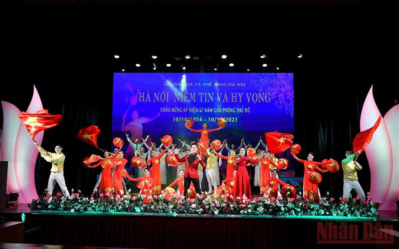 Khúc tráng ca Hà Nội giúp khán giả ôn lại quá khứ hào hùng của Thủ đô.