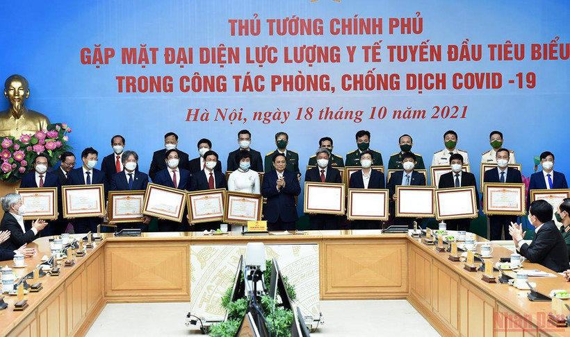 Thủ tướng Chính Phủ Phạm Minh Chính trao tặng Bằng khen của Chính phủ cho các cá nhân có thành tích trong công tác chống dịch.