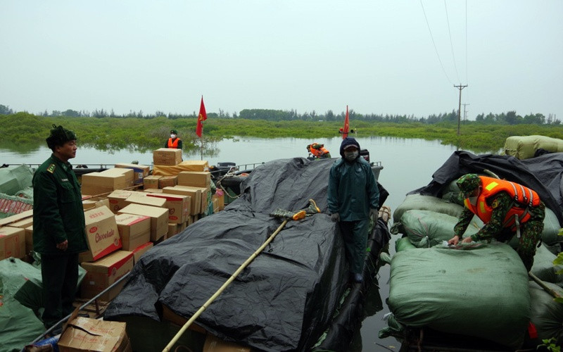 Phương tiện cùng số hàng hóa nhập lậu bị lực lượng Bộ đội Biên phòng bắt giữ.