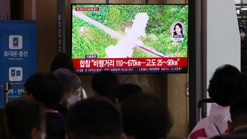 Người dân Seoul theo dõi tin tức liên quan vụ phóng của Triều Tiên tại phòng chờ ga Seoul, ngày 5/6/2022. (Ảnh: Yonhap)