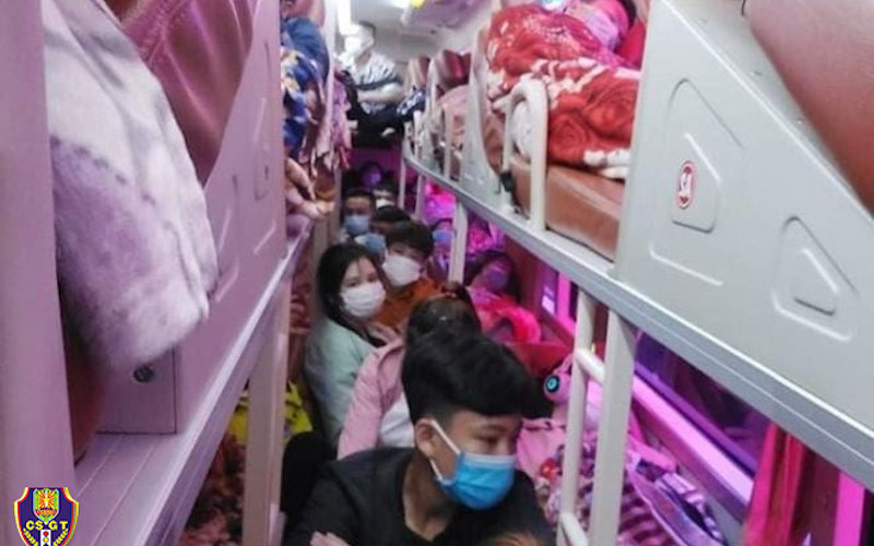 Xe 37B 027.XX nhồi nhét khách, lái xe không bằng, xe không đăng kiểm. (Ảnh: Cục CSGT)