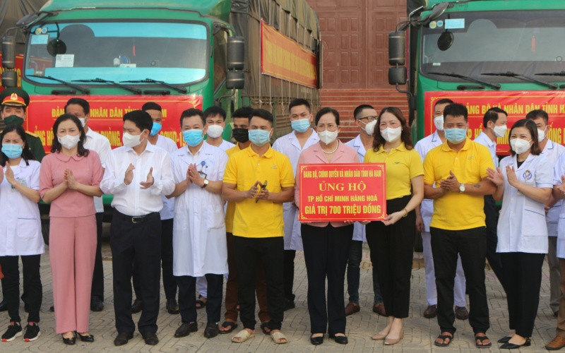 Tỉnh Hà Nam gửi tặng nhân dân TP Hồ Chí Minh 3 xe hàng hóa gồm lương thực, thực phẩm thiết yếu có trị giá 700 triệu đồng.