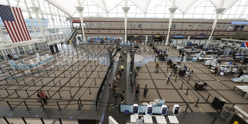 Hành khách tới điểm kiểm tra an ninh phía nam tại sảnh chính của sân bay quốc tế Denver, Mỹ, ngày 22-7. (Ảnh: AP)