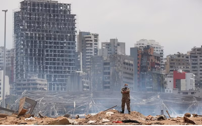 Một binh sĩ đứng tại hiện trường vụ nổ. (Ảnh: Reuters)