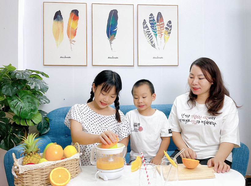 Mẹ cùng các con chuẩn bị những thức uống dinh dưỡng. (Ảnh: VNM)