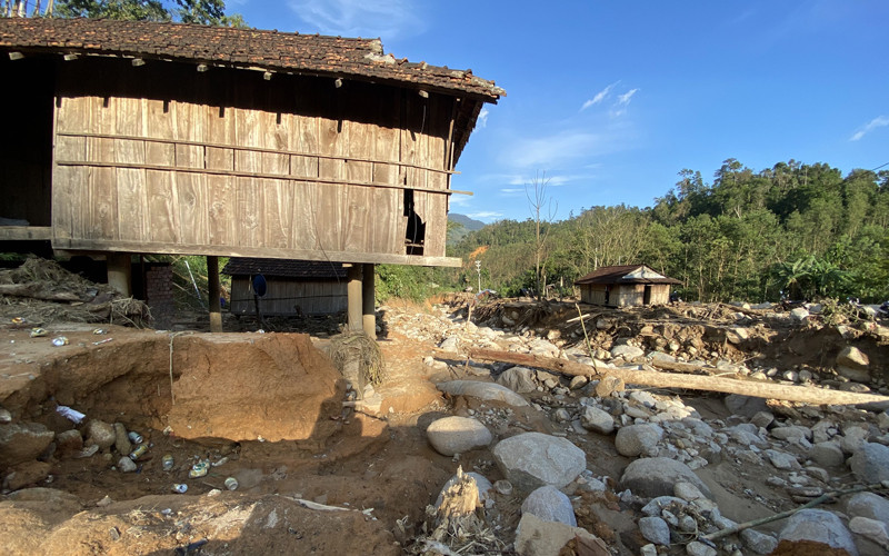 Sạt lở núi cùng lũ dữ cuốn trôi sáu ngôi nhà và đe doạ hơn 40 người làng khu dân cư Mang Rin.