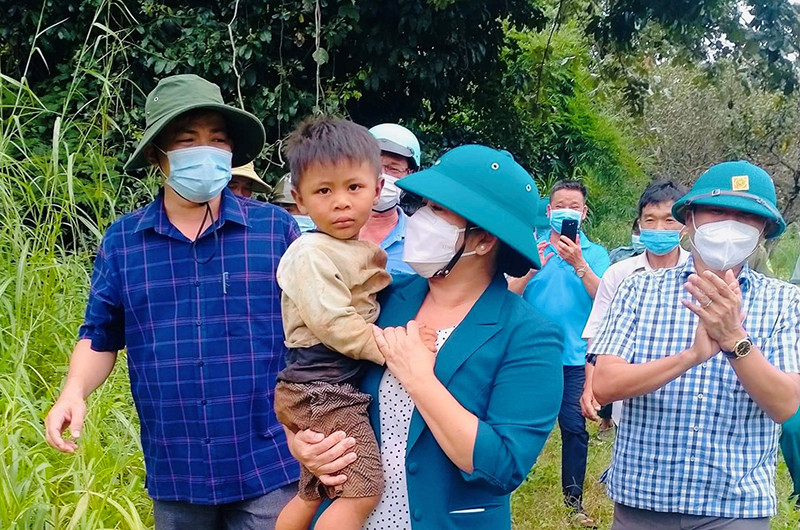 Niềm vui của cơ quan chức năng và nhân dân khi tìm thấy cháu Thạch Lâm Tùng.
