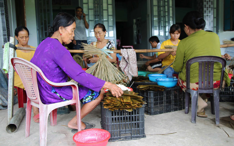 Cả gia đình “chạy đua” cho kịp sản phẩm. 