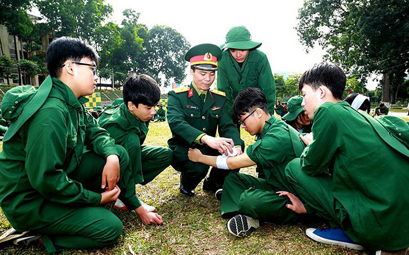 Cán bộ Trường Quân sự Quân khu 2 hướng dẫn học sinh kiến thức về y tế quân sự.