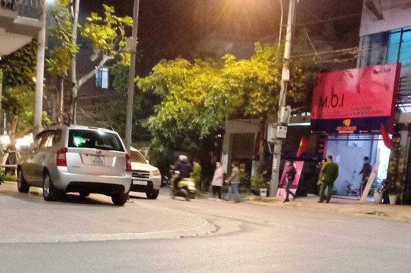 Lực lượng chức năng khám xét nhà riêng một đối tượng tại phường Đức Xuân, TP Bắc Kạn vào tối 19-1. 