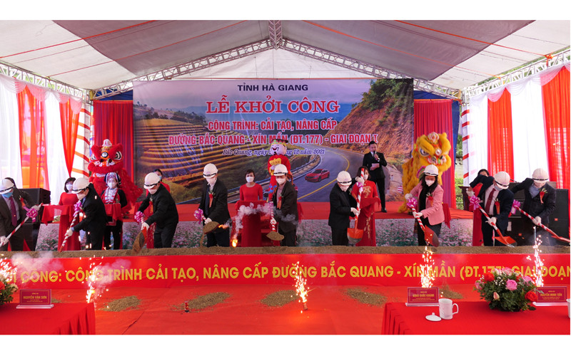Các đồng chí lãnh đạo tỉnh Hà Giang động thổ khởi công công trình cải tạo, nâng cấp đường Bắc Quang-Xín Mần (giai đoạn 1).