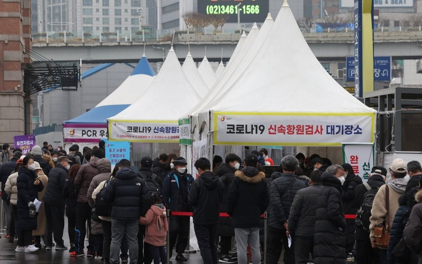 Người dân Hàn Quốc xếp hàng chờ xét nghiệm Covid-19. (Ảnh: Yonhap)