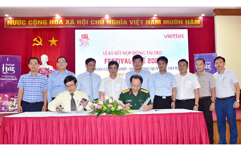 Lễ ký kết tài trợ giữa Ban tổ chức Festival Huế 2022 và Tập đoàn Công nghiệp-Viễn thông Quân đội (Viettel).