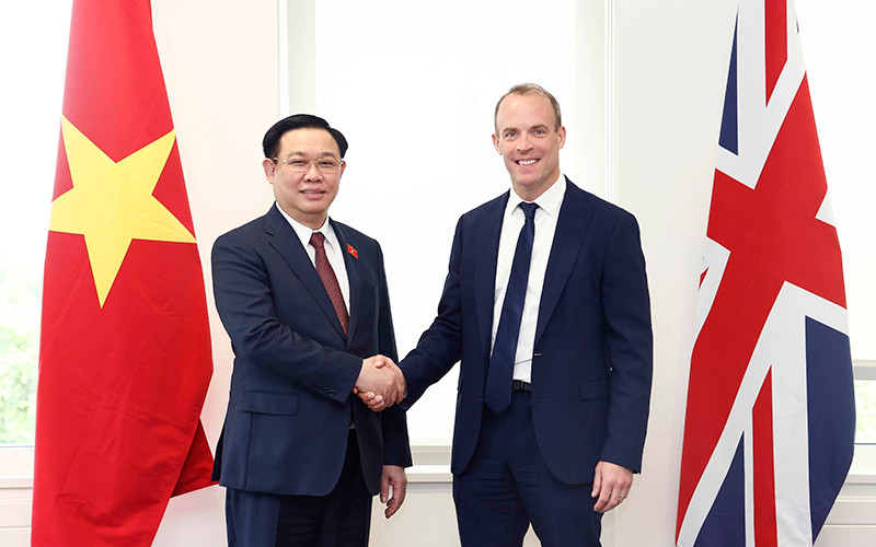Chủ tịch Quốc hội Vương Đình Huệ và Phó Thủ tướng, Bộ trưởng Tư pháp Anh Dominic Raab. (Ảnh TTXVN)