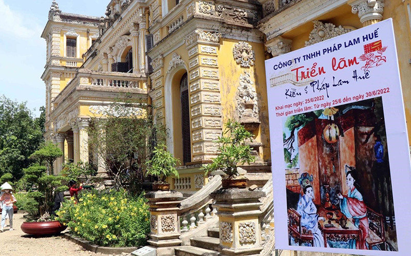 Cung An Định ngày khai mạc triển lãm tranh pháp lam Kiều.