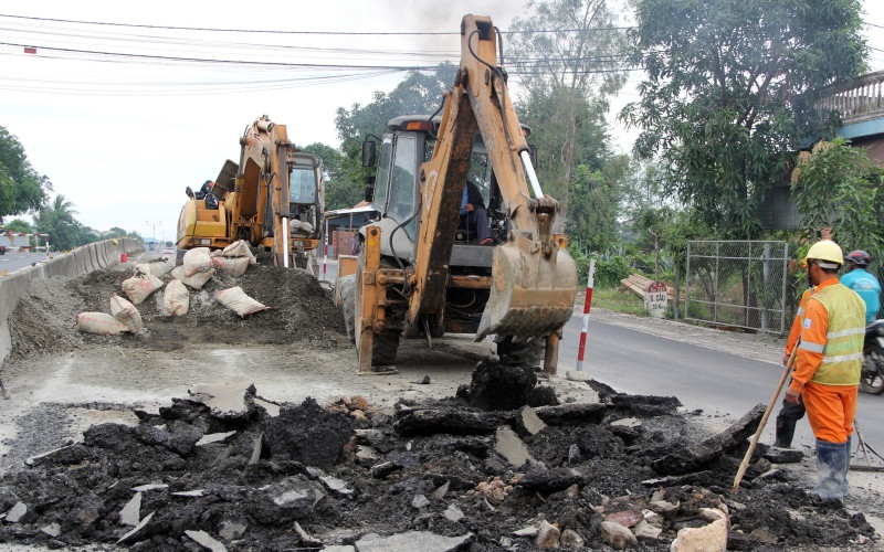 Khắc phục sự cố sạt trượt ta-luy dương tuyến Phú Yên - Gia Lai qua địa bàn các xã miền núi, huyện miền núi Đồng Xuân, tỉnh Phú Yên.