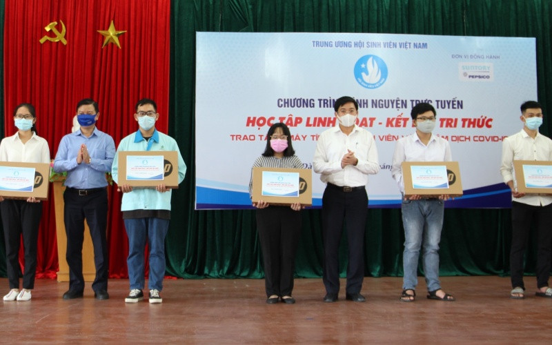 Trao tặng máy tính cho sinh viên tại Đà Nẵng.