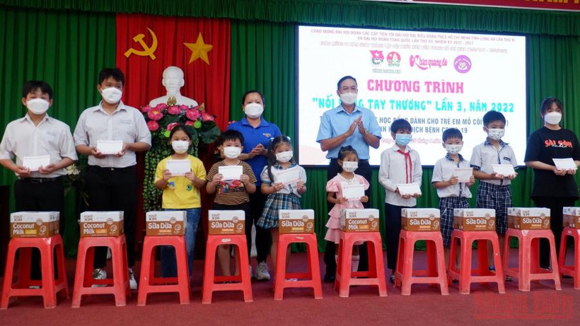 Tỉnh đoàn Long An trao quà “Nối vòng tay thương” lần 3.