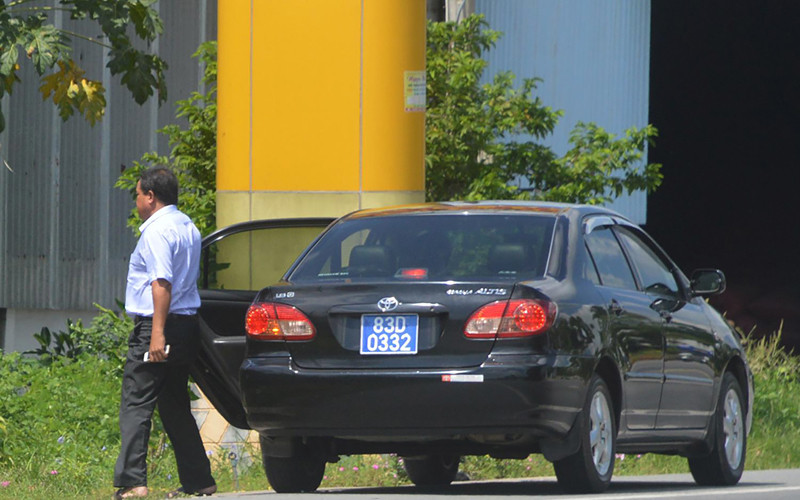 Xe công dừng đỗ cho các cán bộ vào dự đám giỗ nhà mẹ Trưởng ban Tổ chức Tỉnh ủy Sóc Trăng.