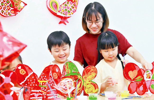 Lớp học làm lồng đèn tại Sorella Corner.