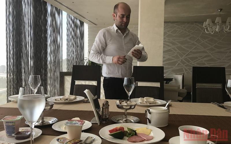 Dao dĩa và đồ ăn nguội cũng có thể lây truyền chủng Omicron. (Ảnh: Quế Anh)