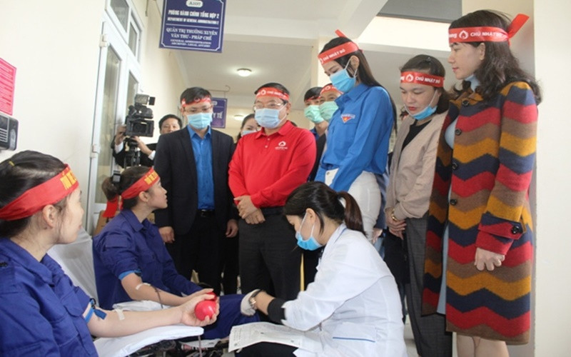 Lãnh đạo Báo Tiền phong trao đổi, động viên thanh niên hiến máu tình nguyện.