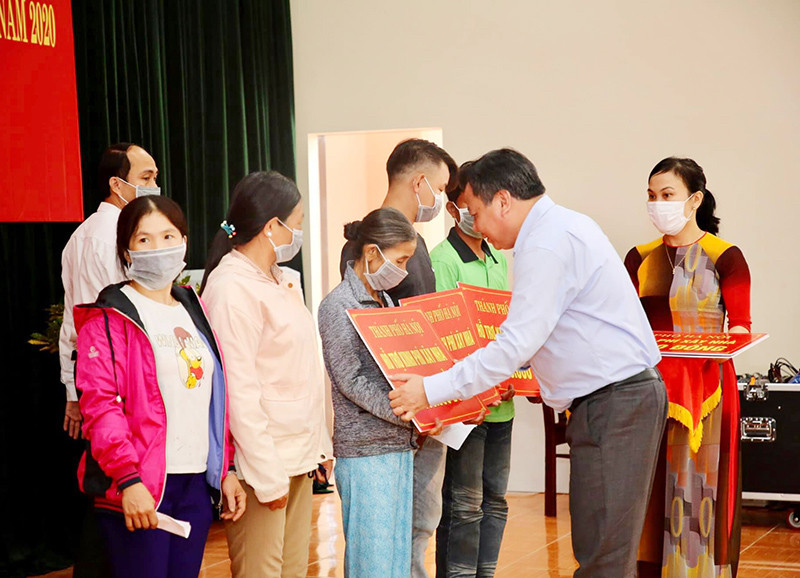 Lãnh đạo Thành uỷ Hà Nội tặng quà cho các hộ dân gặp khó khăn tại huyện Phú Ninh, tỉnh Quảng Nam 