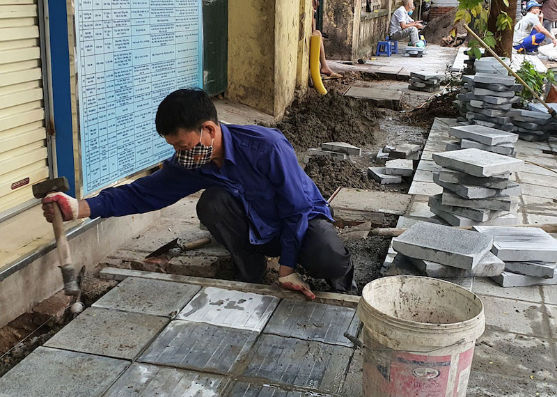 Lát đá vỉa hè phố Nguyễn Bỉnh Khiêm. Ảnh: Ngọc Khánh