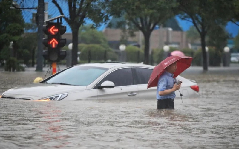 Đường phố Trịnh Châu ngập sâu dưới mưa.