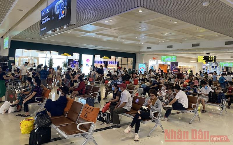 Ghi nhận tại khu vực hành khách chờ lên máy bay sau khi làm thủ tục chuyến bay (check in) ở Cảng hàng không quốc tế Nội Bài trưa 25-4, vẫn có những hành khách không đeo khẩu trang theo quy định. (Ảnh: HẢI CHÍNH)