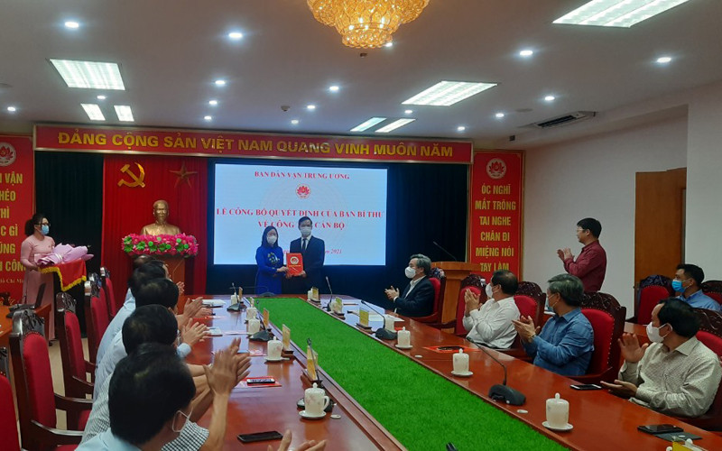 Đồng chí Bùi Thị Minh Hoài trao Quyết định của Ban Bí thư về điều động, phân công đồng chí Triệu Tài Vinh.