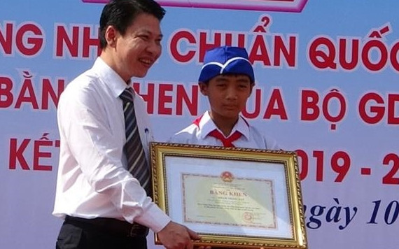 Đại diện Bộ Giáo dục và Đào tạo trao Bằng khen cho em Phạm Trọng Đạt.