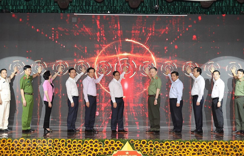 Thủ tướng Chính phủ Phạm Minh Chính và các đại biểu thực hiện Lễ công bố vận hành chính thức 2 hệ thống từ ngày 1-7-2021. (Ảnh: TTXVN)