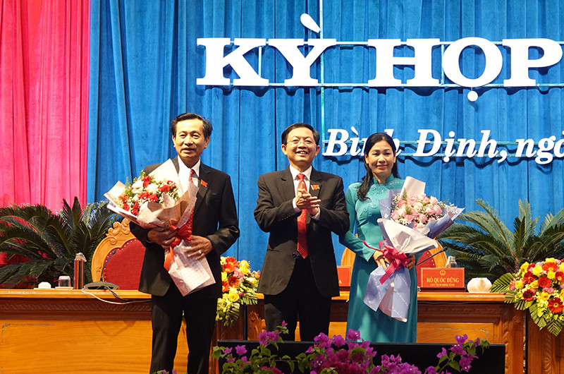 Ông Hồ Quốc Dũng, Ủy viên Ban Chấp hành Trung ương Đảng, Bí thư Tỉnh ủy, Chủ tịch Hội đồng nhân dân tỉnh (đứng giữa) tặng hoa chúc mừng hai Phó Chủ tịch Hội đồng nhân dân tỉnh Bình Định khóa XIII, nhiệm kỳ 2021 – 2026.