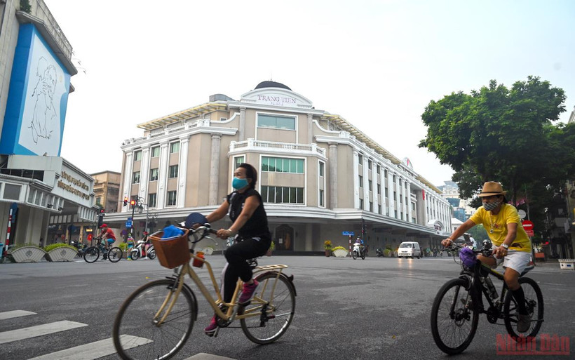 Ghi nhận của phóng viên Báo Nhân Dân trong sáng sớm 28/9 tại nhiều khu vực công cộng, khu vực chung quanh các công viên, vườn hoa. (Ảnh: Duy Linh)