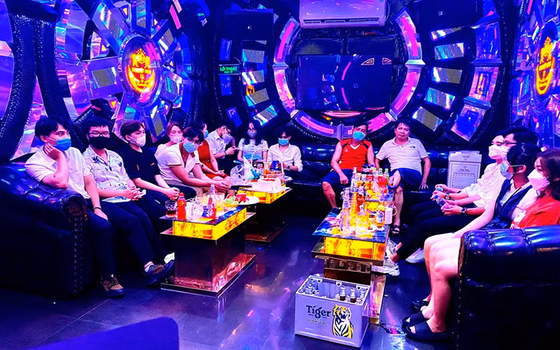 Quán hát karaoke Nguyệt Anh 2, TP Lào Cai vi phạm quy định phòng, chống dịch Covid-19, bị lực lượng chức năng kiểm tra, xử lý, vào tối ngày 27/9.