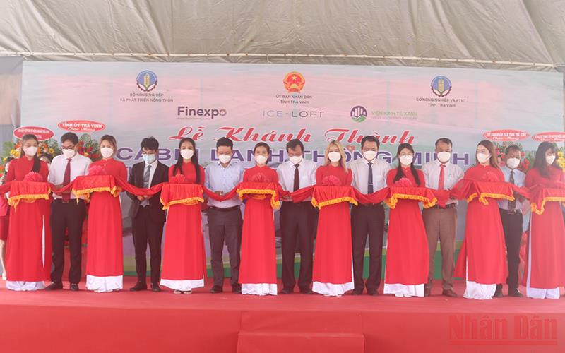 Cắt băng khánh thành kho lạnh thông minh đạt tiêu chuẩn châu Âu tại xã Bình Phú, huyện Càng Long, tỉnh Trà Vinh.