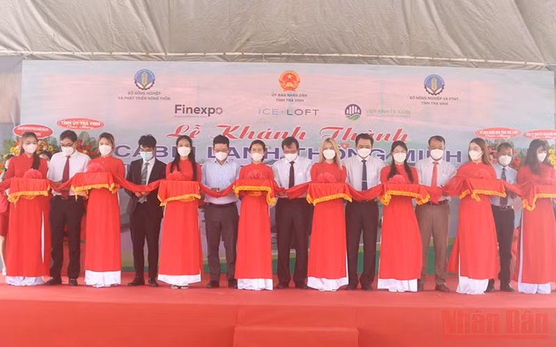 Cắt băng khánh thành kho lạnh thông minh đạt tiêu chuẩn châu Âu tại xã Bình Phú, huyện Càng Long, tỉnh Trà Vinh.