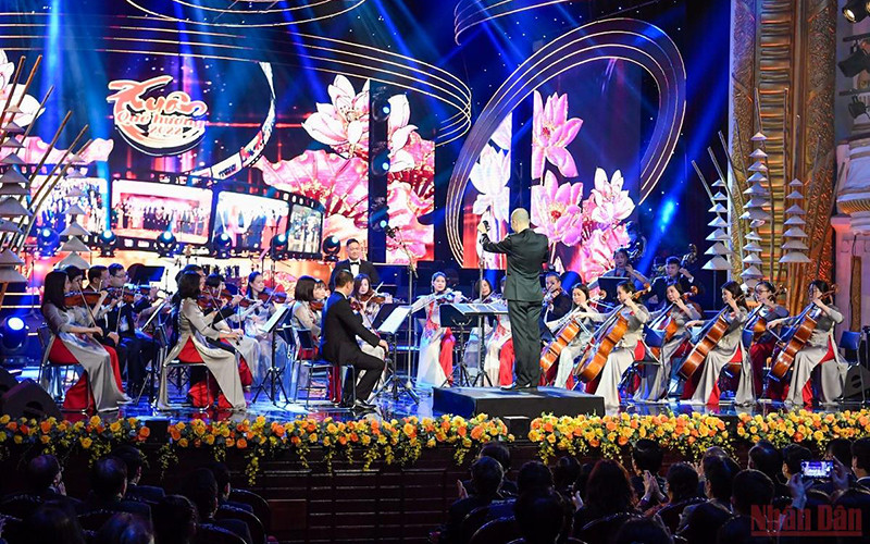 Biểu diễn hòa nhạc tại Chương trình Xuân quê hương 2022. 