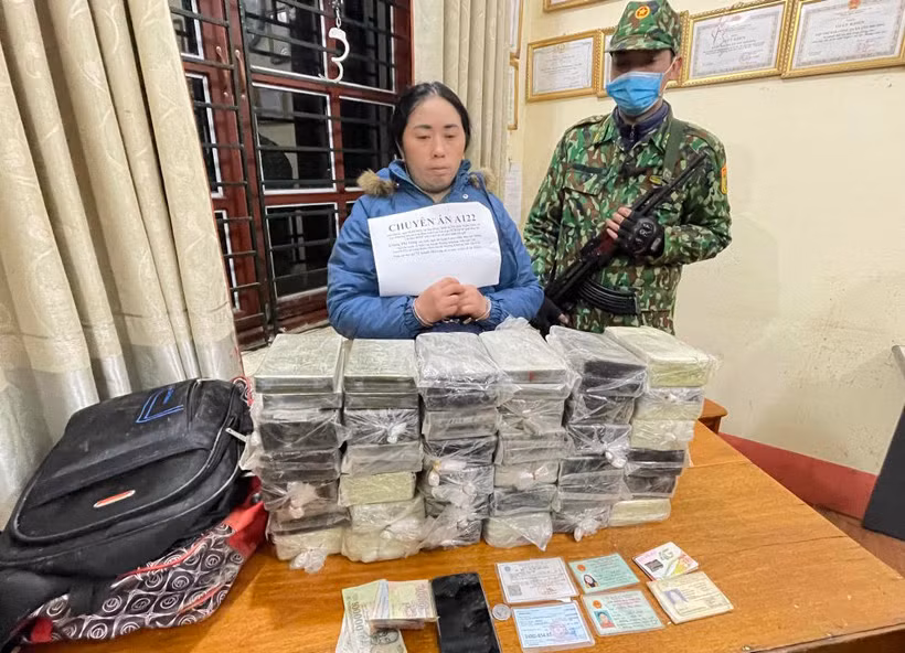 Đối tượng Giàng Thị Sông cùng tang vật bị bắt giữ.