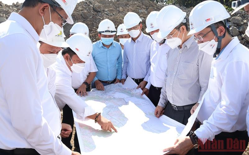 Đoàn công tác của EVN và EVNNPT kiểm tra thực tế tiến độ thi công tại 1 điểm móng cột trên công trường.