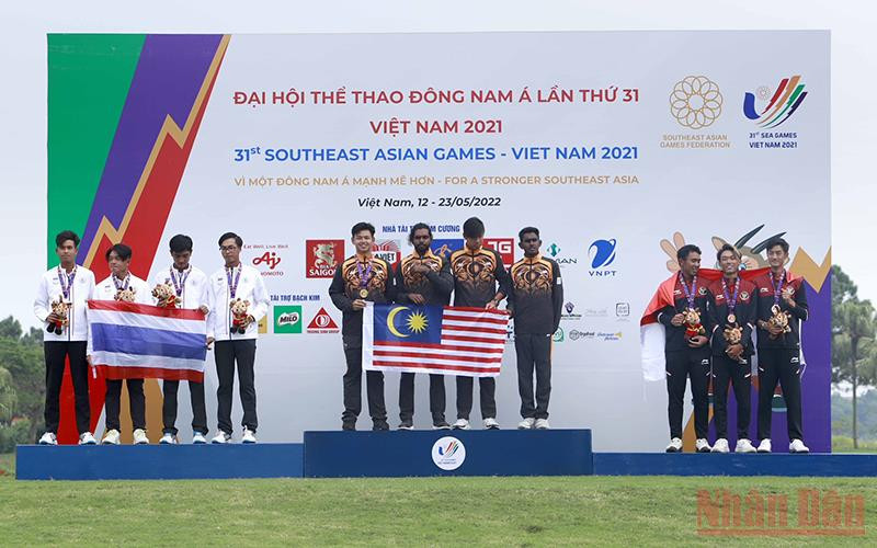 Trao huy chương cho các đội đoạt giải đồng đội nam.